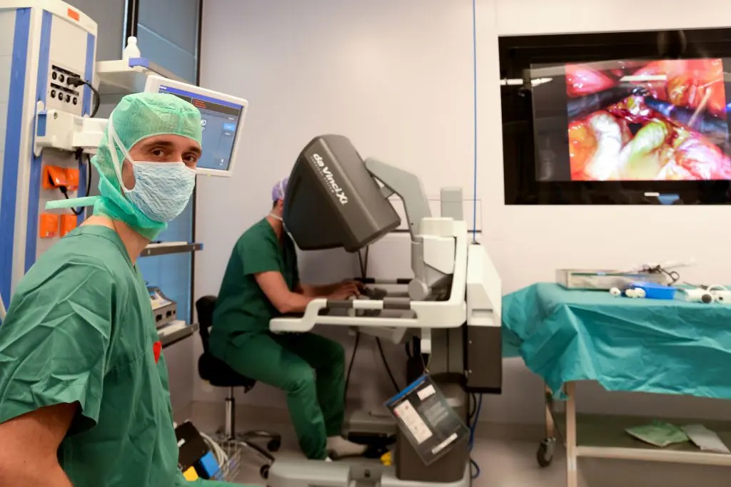 Et par kirurger i et rom