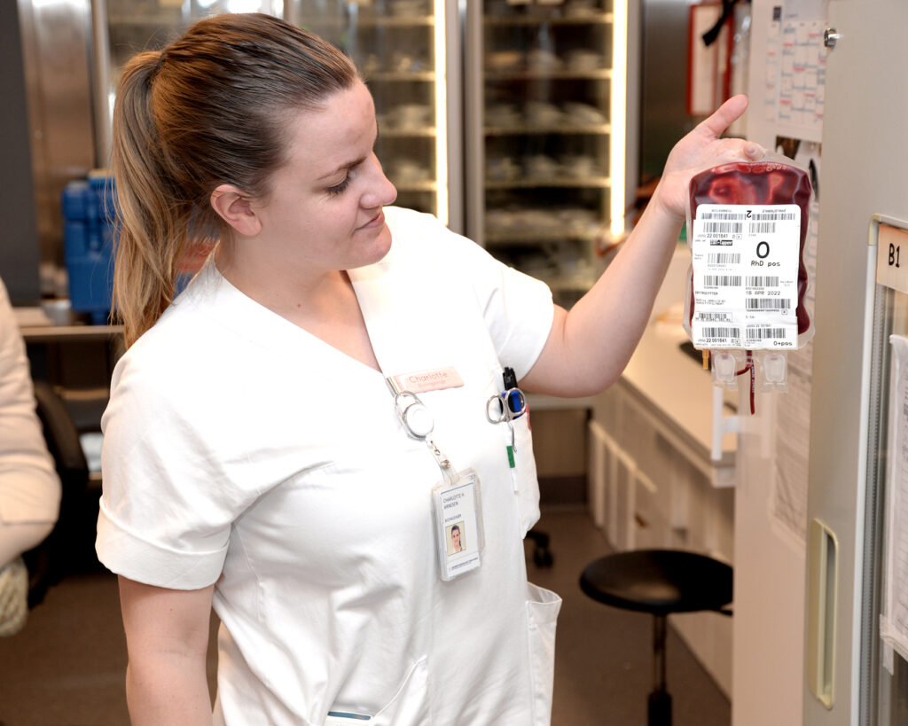 En person som holder et skilt