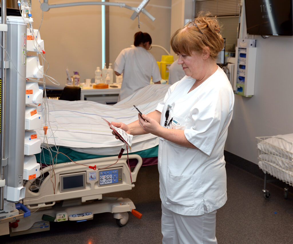 En mann i en sykehusseng