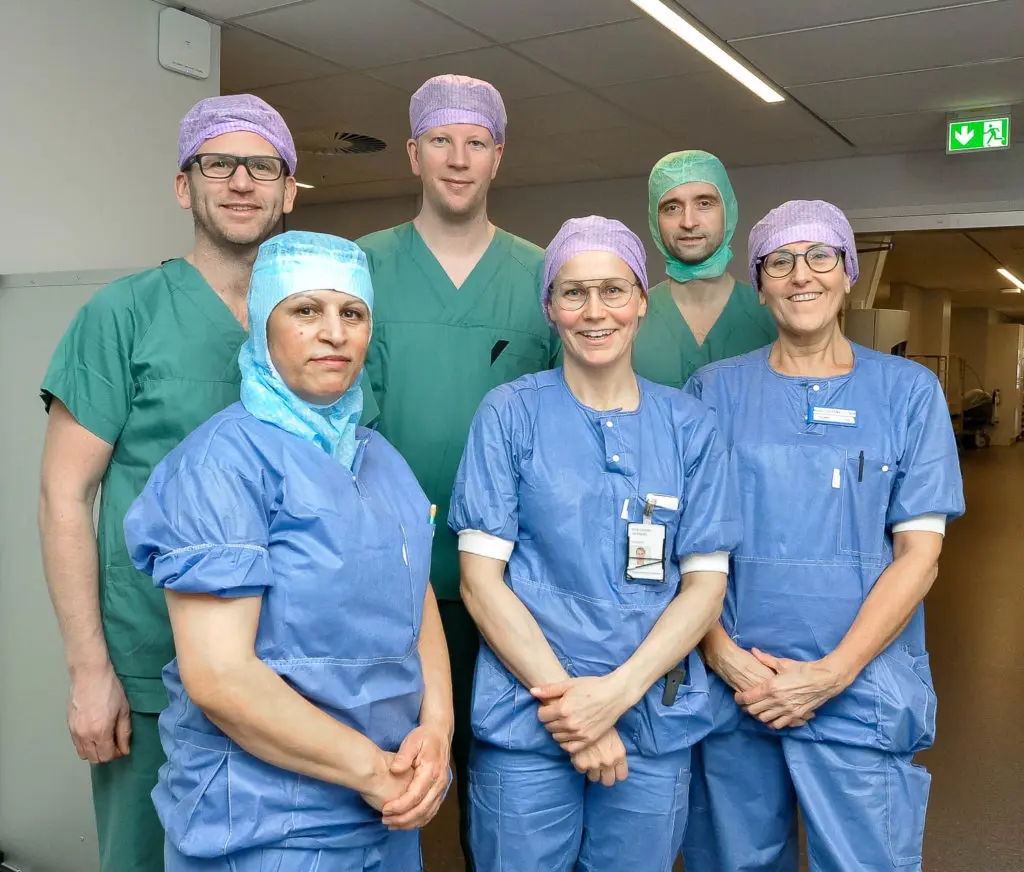 En gruppe mennesker som har på seg arbeidsklær og klær