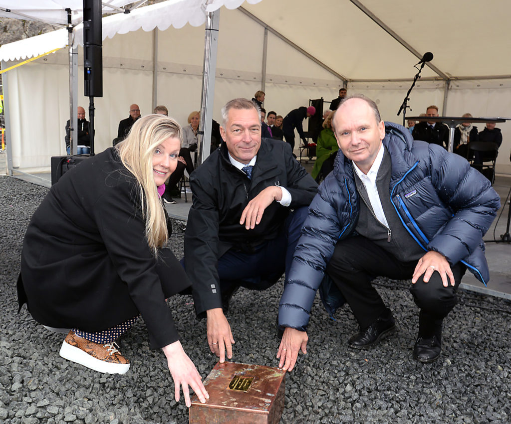 En gruppe mennesker som poserer for et bilde