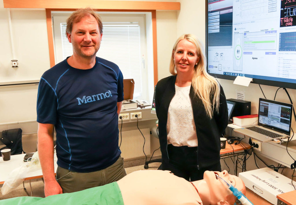 En mann og en kvinne på et kontor