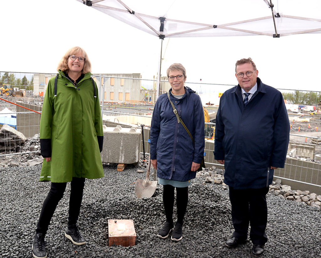 En gruppe mennesker som poserer for et bilde under et telt