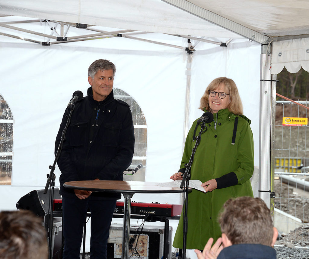 En mann og en kvinne som sto ved siden av hverandre og smilte