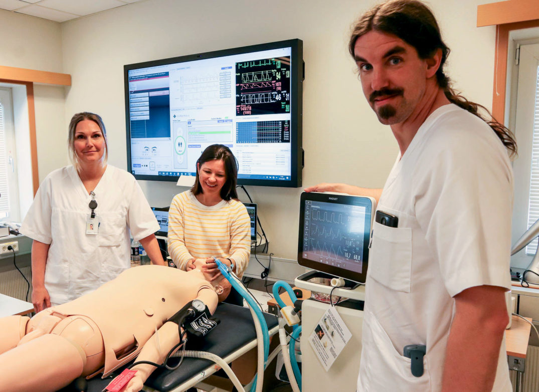 En gruppe mennesker i et rom