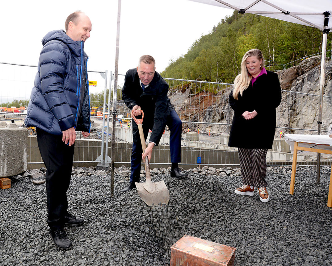 En gruppe mennesker som står utenfor
