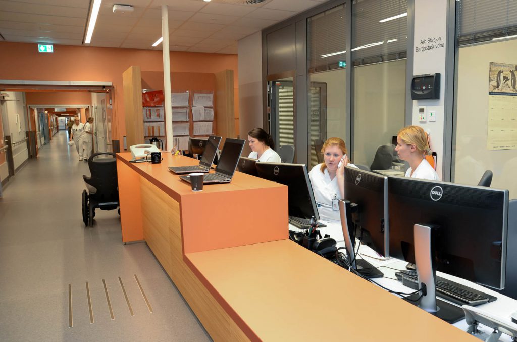 En gruppe kvinner som jobber ved datamaskiner