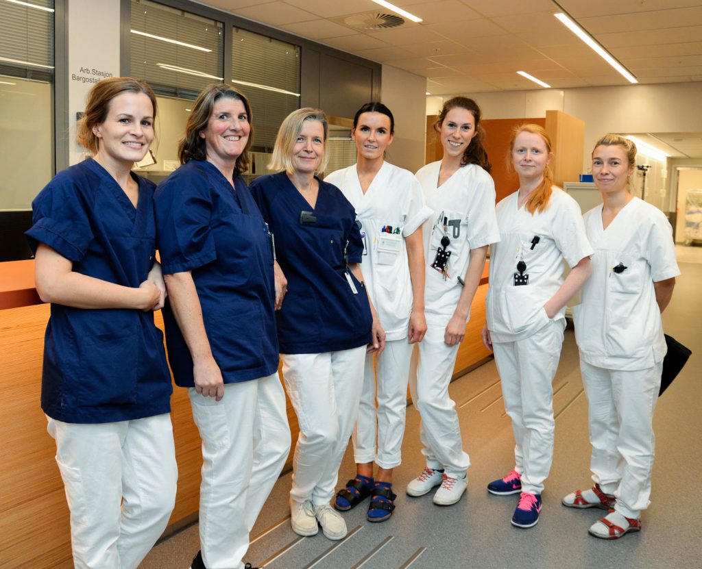 En gruppe kvinner som poserer for et bilde