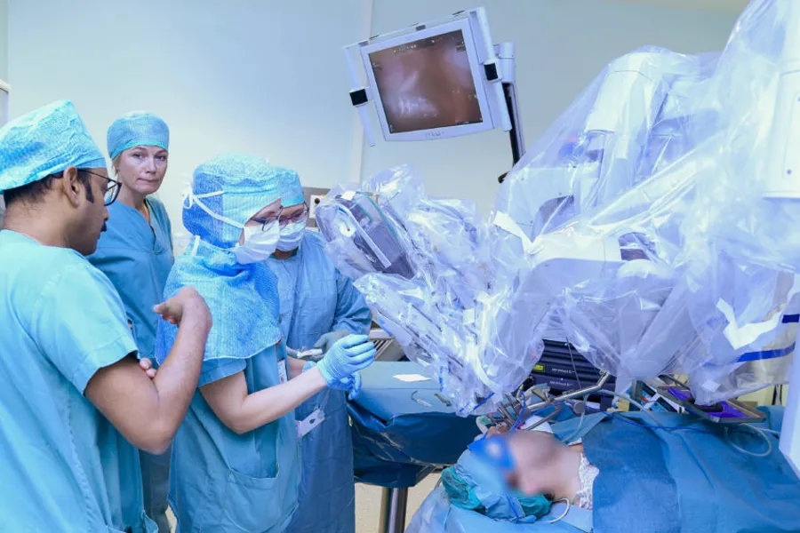 En gruppe kirurger som utfører kirurgi