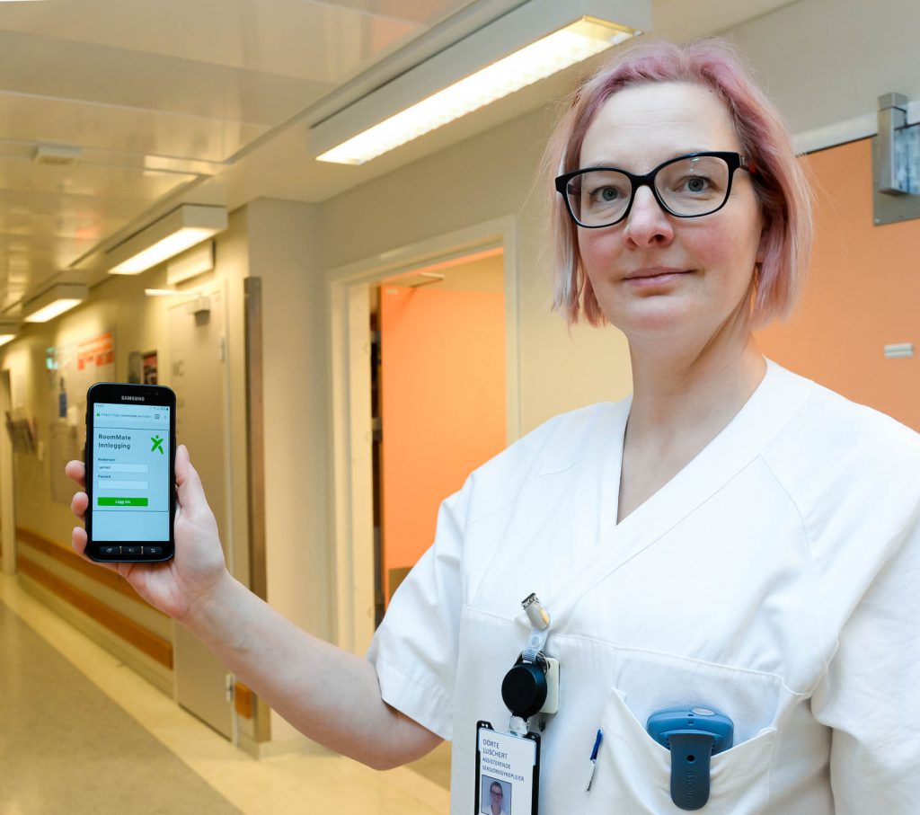 En kvinne som tar en selfie