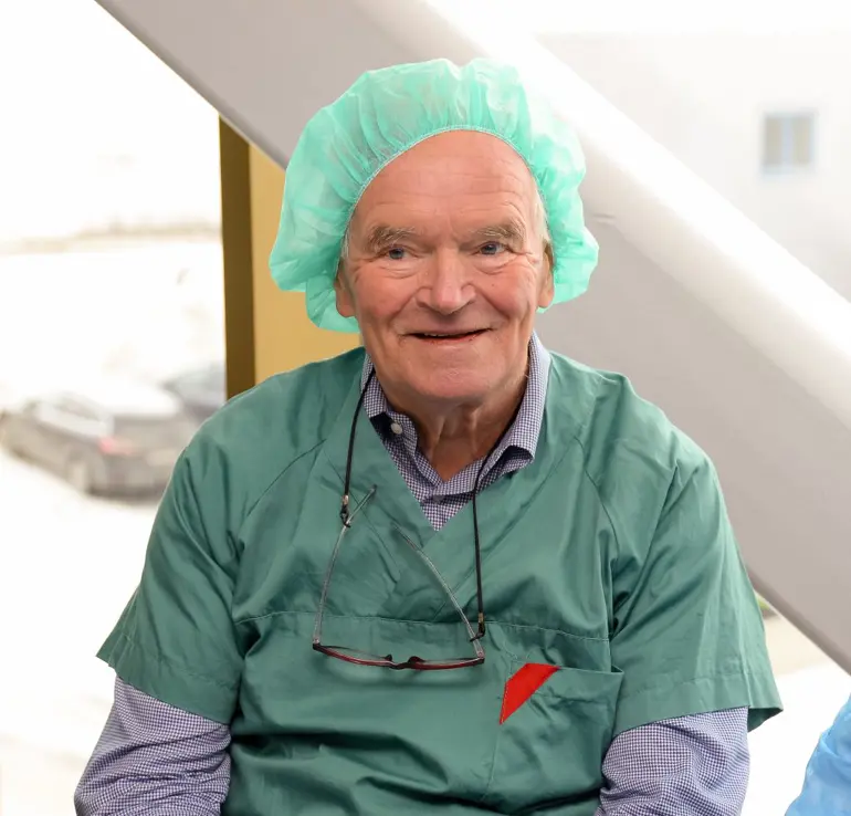 En person som har på seg kirurgisk arbeidsklær