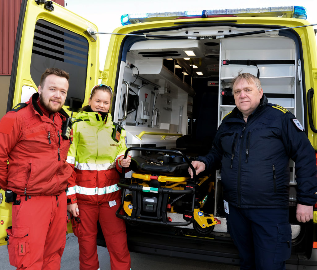 En gruppe mennesker som står ved siden av en bil