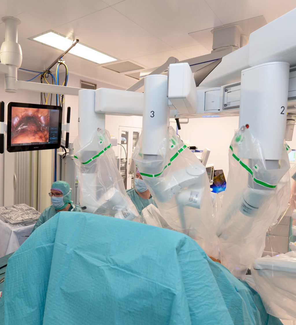 En gruppe kirurger som utfører kirurgi