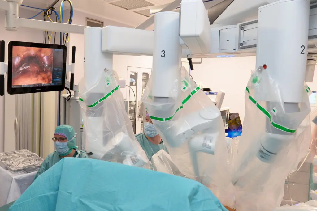 En gruppe kirurger som utfører kirurgi