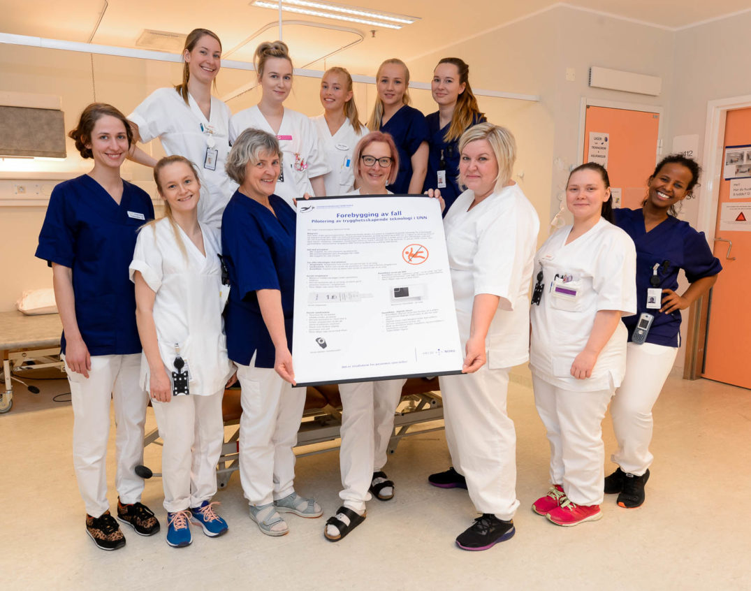 En gruppe mennesker som holder et skilt