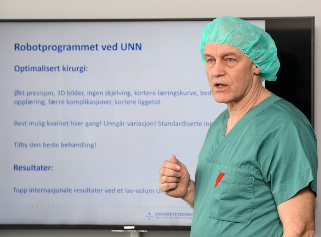 En mann med blått hodeplagg