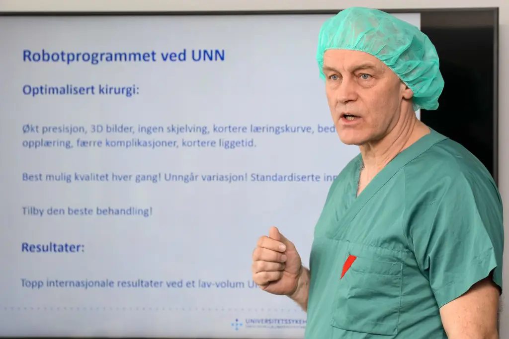 En mann med blått hodeplagg