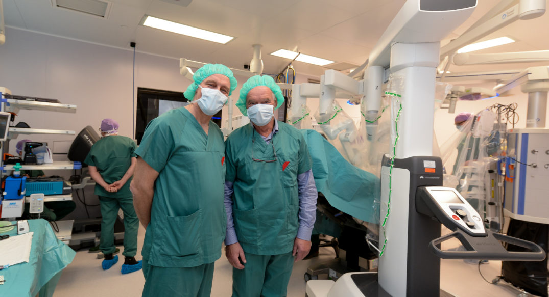 En gruppe mennesker iført kirurgiske uniformer og masker