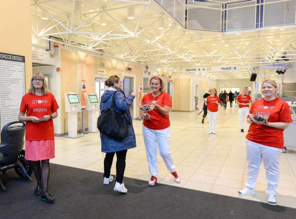 En gruppe mennesker i en bygning