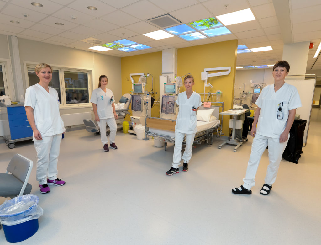 En gruppe mennesker i hvite uniformer