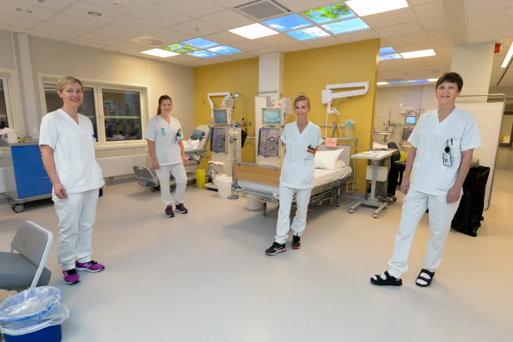 En gruppe mennesker i hvite uniformer