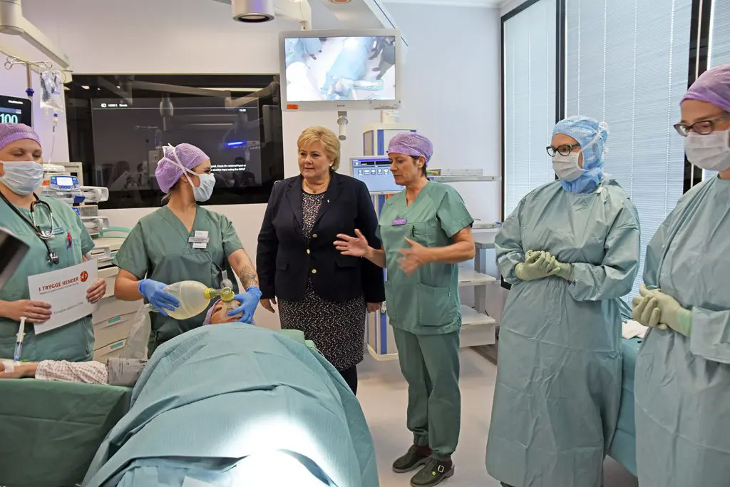 En gruppe mennesker i kirurgiske uniformer og masker