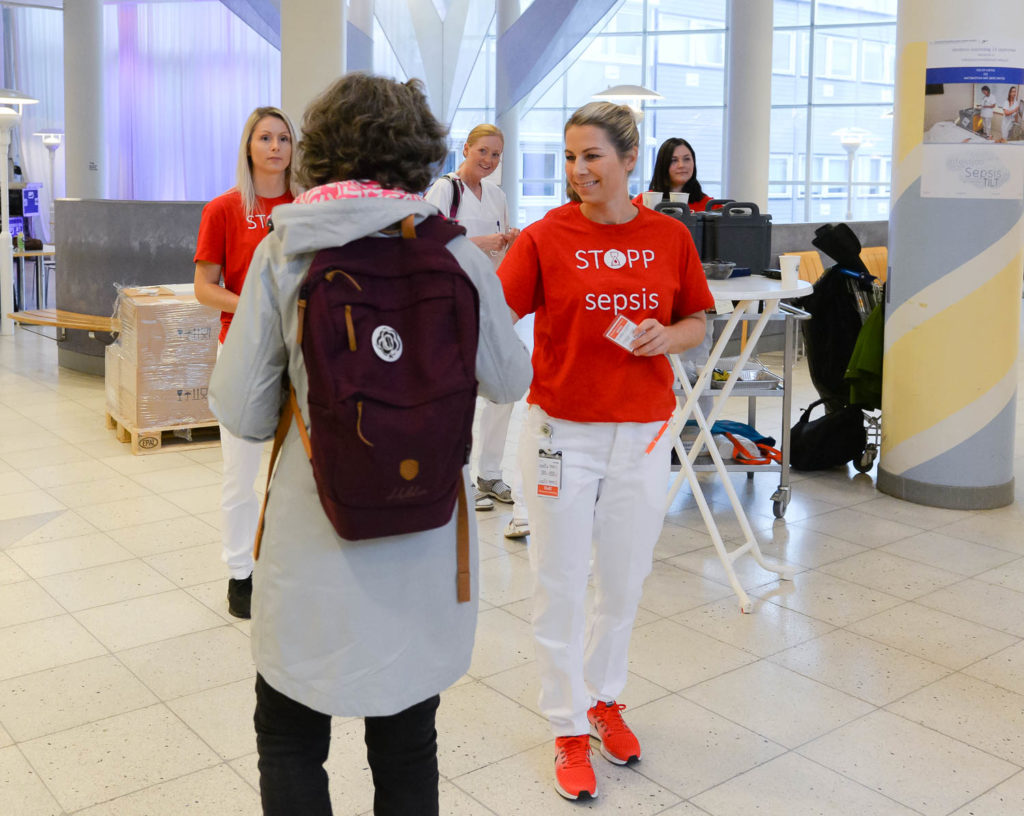 En gruppe mennesker i et rom