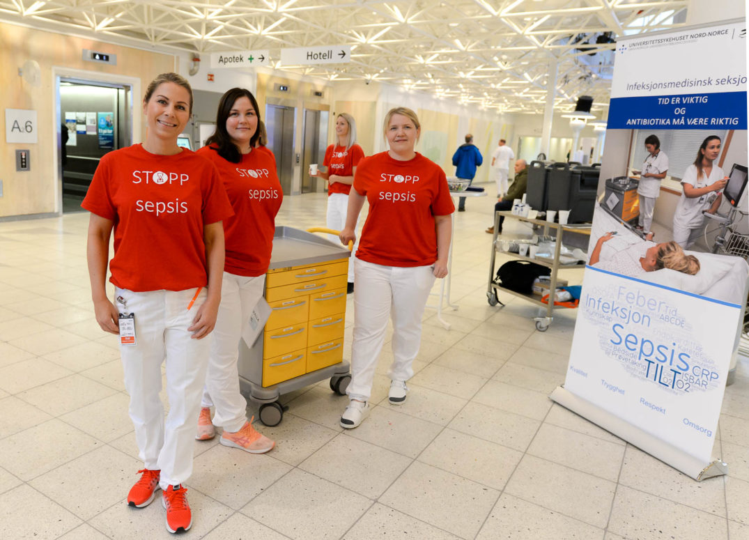 En gruppe mennesker iført matchende t-skjorter