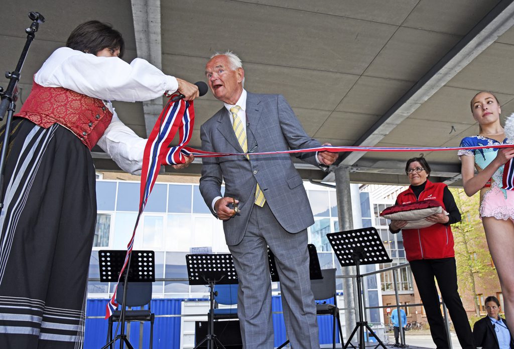 En person som holder et bånd
