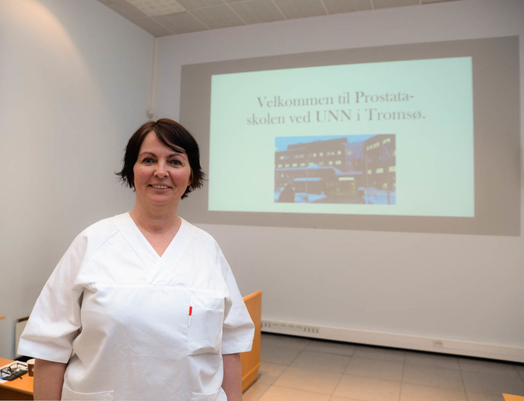 En person som står foran en projeksjonsskjerm