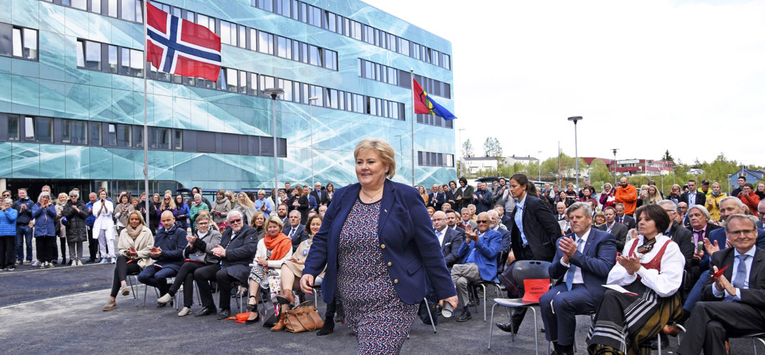 En person som snakker til en gruppe mennesker