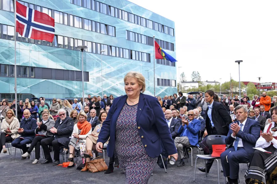 En person som snakker til en gruppe mennesker