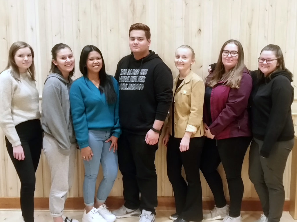 En gruppe mennesker som poserer for et bilde