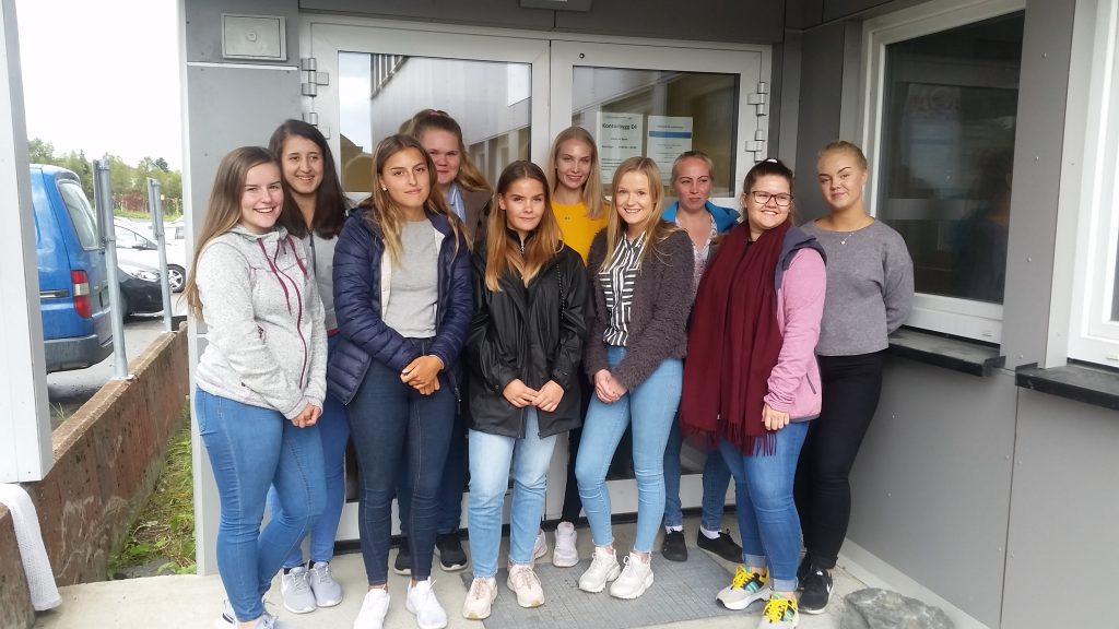 En gruppe kvinner som poserer for et bilde