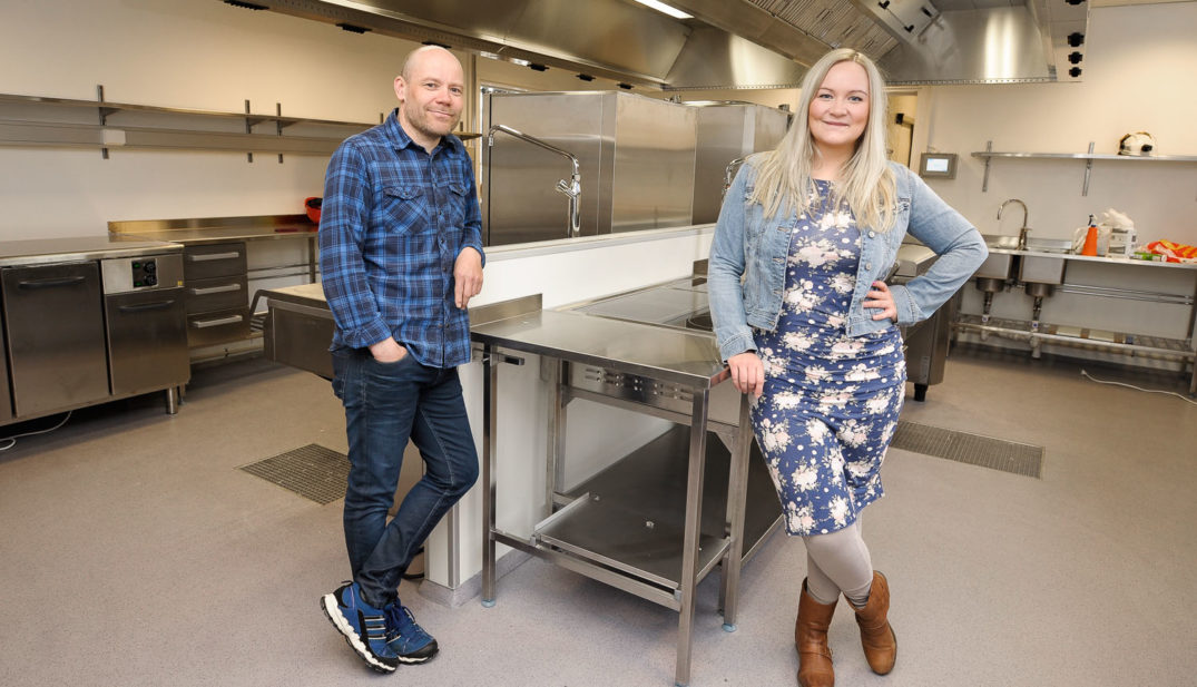 En mann og en kvinne står på kjøkkenet