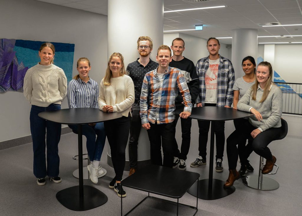 En gruppe mennesker som poserer for et bilde