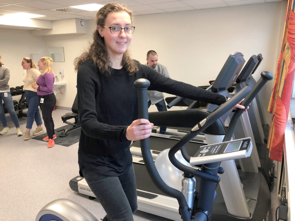 En kvinne som holder en vekt