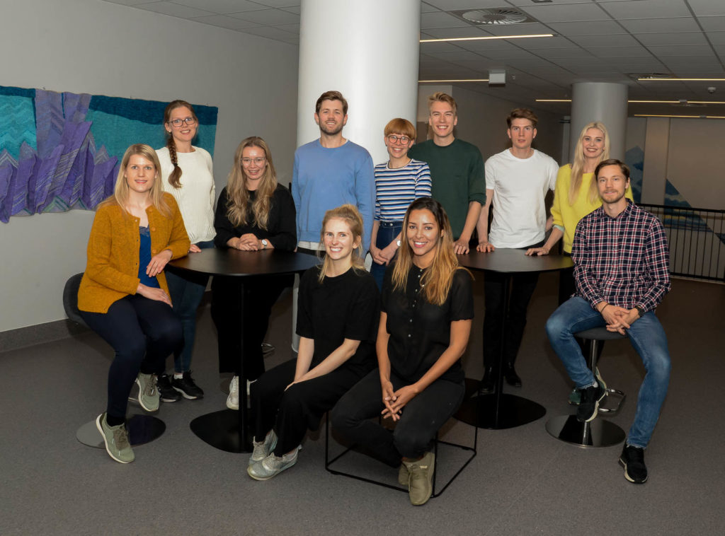 En gruppe mennesker som poserer for et bilde