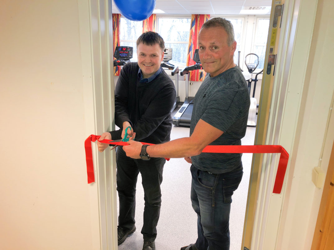 En person som holder en rød gjenstand ved siden av en person som holder en rød gjenstand