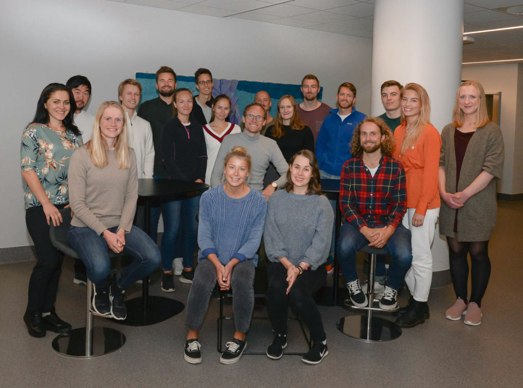 En gruppe mennesker som poserer for et bilde