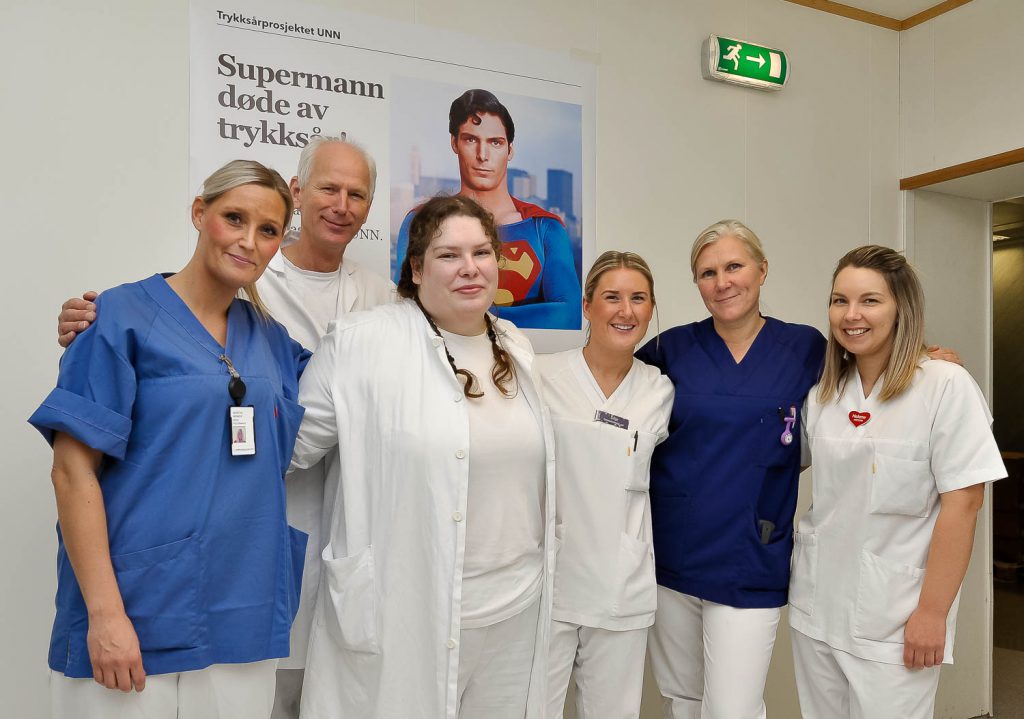 En gruppe mennesker som poserer for et bilde