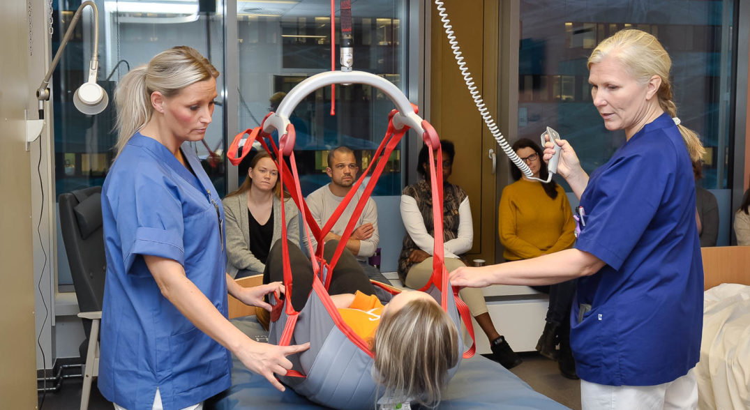 En gruppe mennesker i et treningsstudio