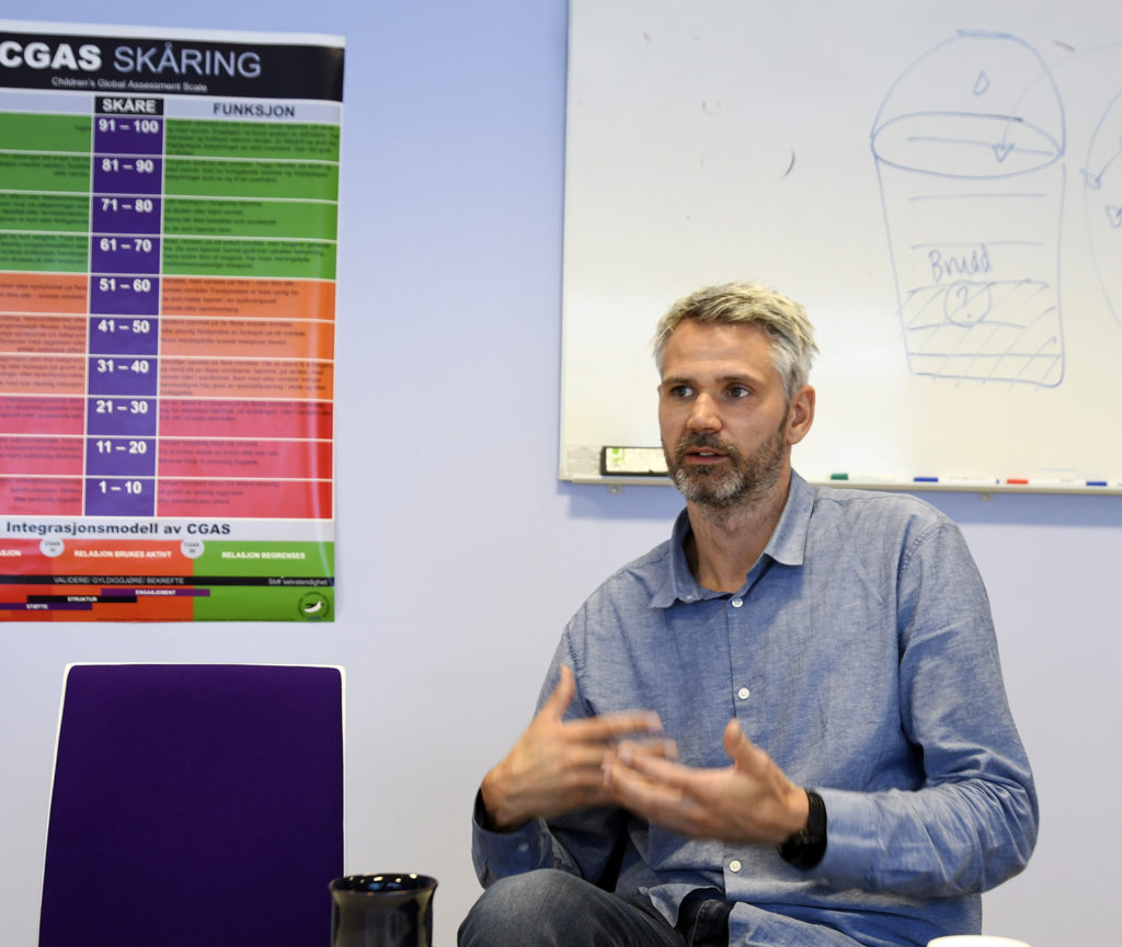 En mann som sitter i en stol