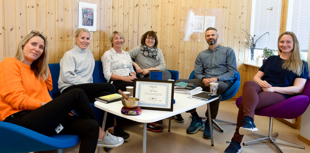 En gruppe mennesker som sitter rundt et bord