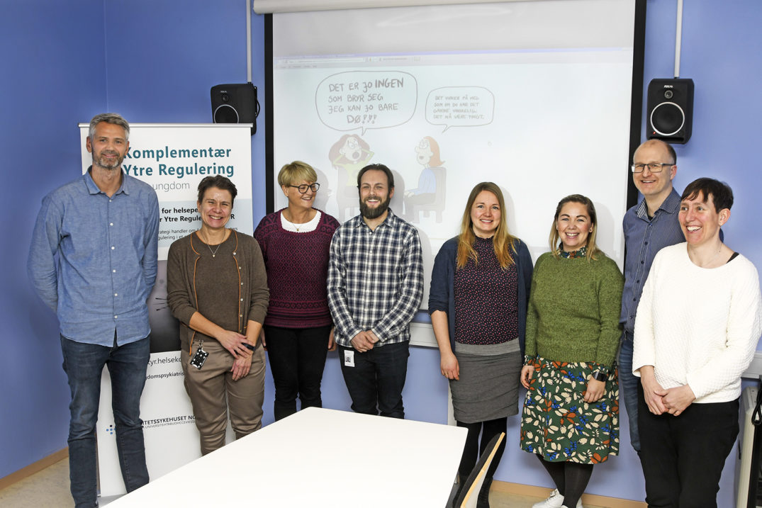 En gruppe mennesker som poserer for et bilde