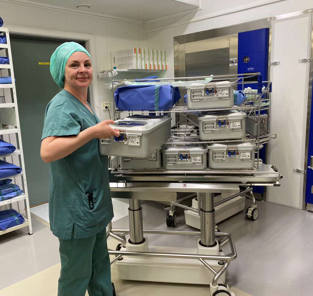 En mann som står ved siden av en maskin