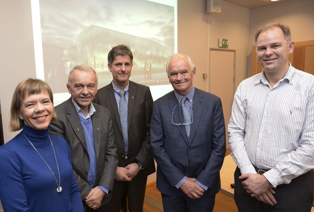 Trond Mohn delte denne uken ut nok en stor pengegave til UNN, denne gangen i forbindelse med etableringen av PET-senteret i Breivika. Fra venstre: Sameline Grimsgaard (UiT - Helsefak), Olav Helge Førde (nestleder UNN-styret), Tor Ingebrigtsen (UNN-direktør), Trond Mohn, og Rune Sundset (kvalitets- og forskningsdirektør Helse Nord). Foto: Per-Christian Johansen
