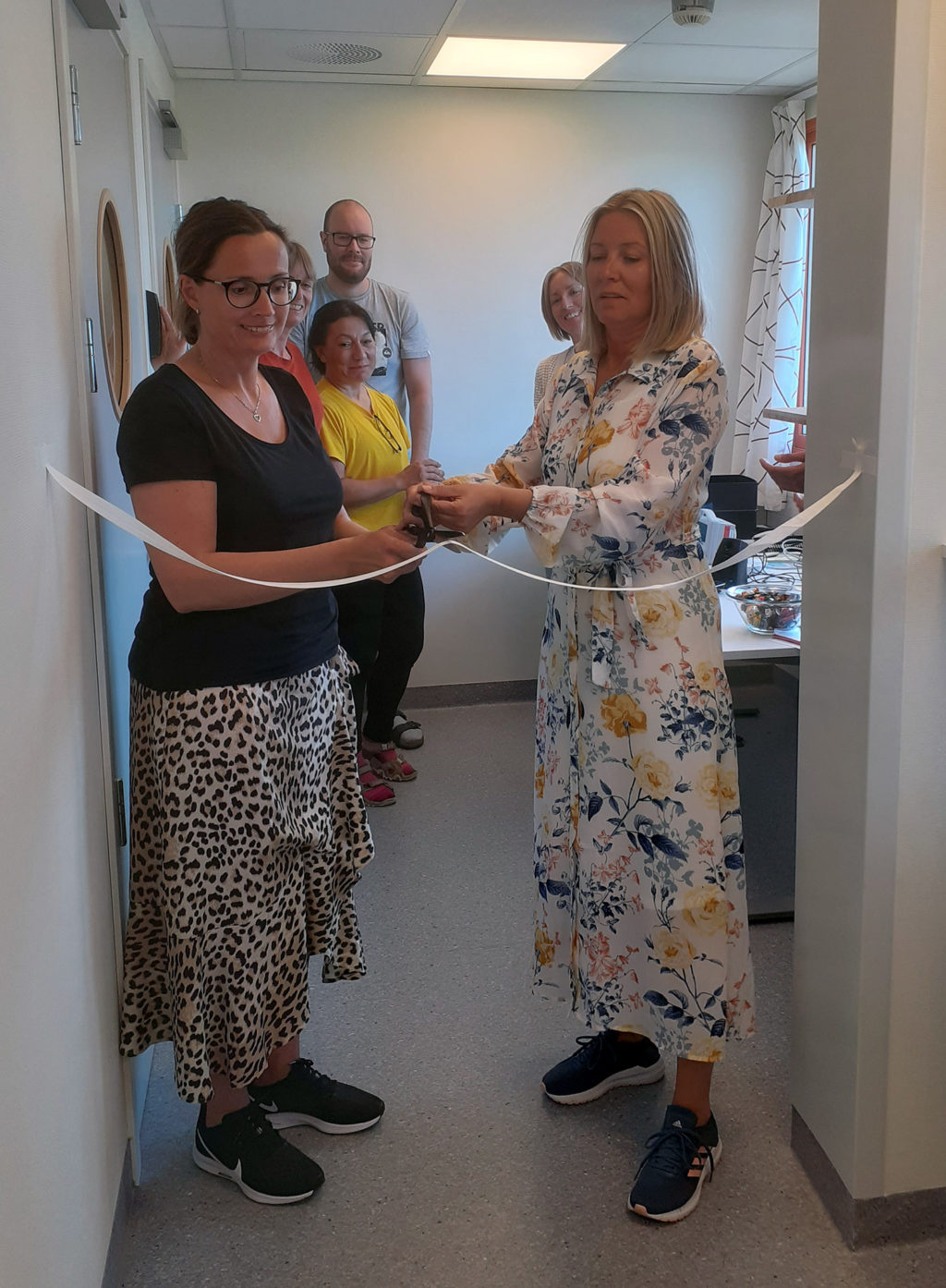 En gruppe mennesker i en korridor