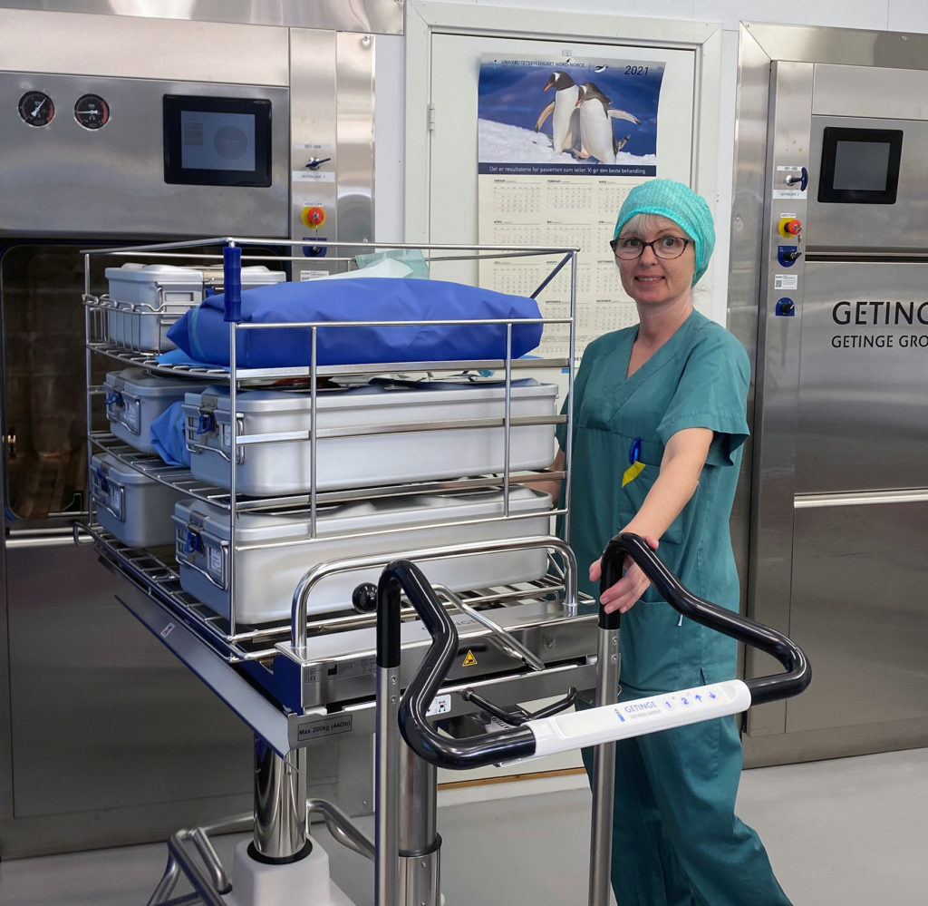 En mann på et sykehusrom