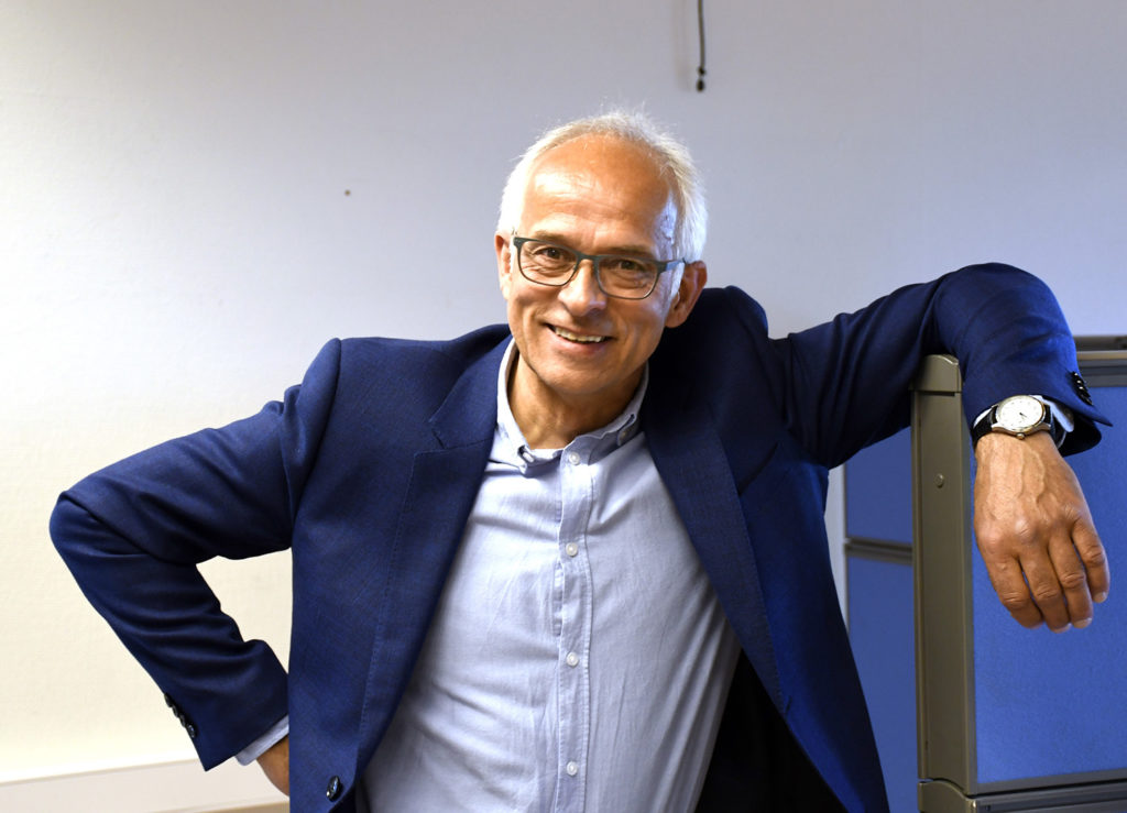 En mann med armene i kors